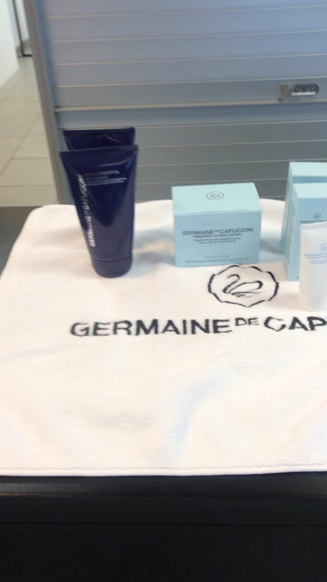 Deze ochtend hadden Salima en ik een súper leuke opleiding. Onze nieuwe verzorging Timexperthydraluronic van Germaine de Capuccini is heerlijk! Bedankt aan onze 2 modellen @moniquevanslycken en Greet om mee te willen gaan! 
Wil je graag nog een afspraak in December om van deze verzorging te genieten? Er is plaats vanaf 28/12! Wij werken nog tem vrijdag 30/12. Vanaf maandag 2/1 zijn wij gesloten tem 8/12! 
Je mag altijd bellen om je op de wachtlijst te zetten bij een eventuele annulatie! 
Bedankt @germaine_benelux( en Esti) voor de fijne opleiding! 
#schoonheidsinstituutesthes #kontich #edegem #hove #lint #boechout #mortsel #huidverbetering #huidverbeteringsinstituut #germainedecapuccini #timexperthydraluronic